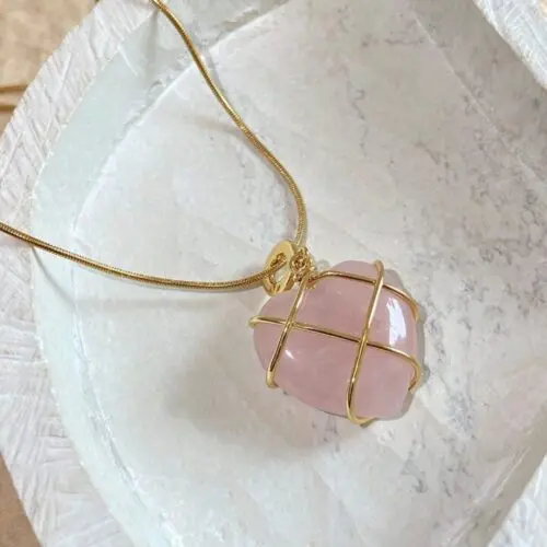 Charming Women Necklace with Heart - Elegant Design, Perfect Gift for Fashion Lovers