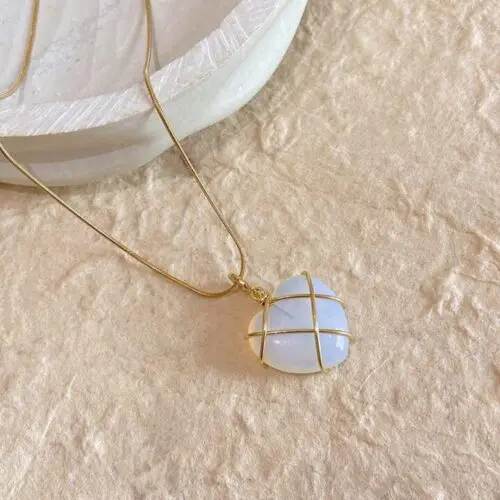 Charming Women Necklace with Heart - Elegant Design, Perfect Gift for Fashion Lovers