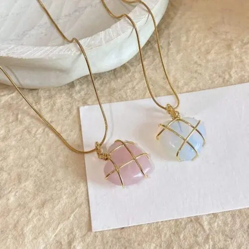Charming Women Necklace with Heart - Elegant Design, Perfect Gift for Fashion Lovers