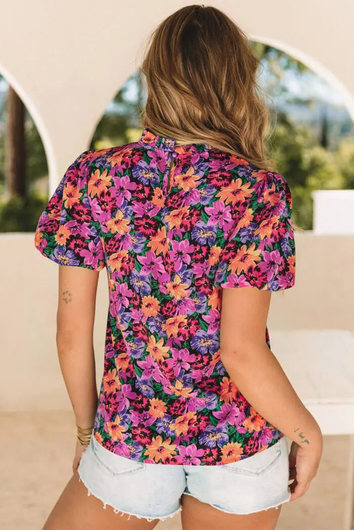 Chic Multicolor Floral Print Blouse with Round Neck and Puff Sleeves