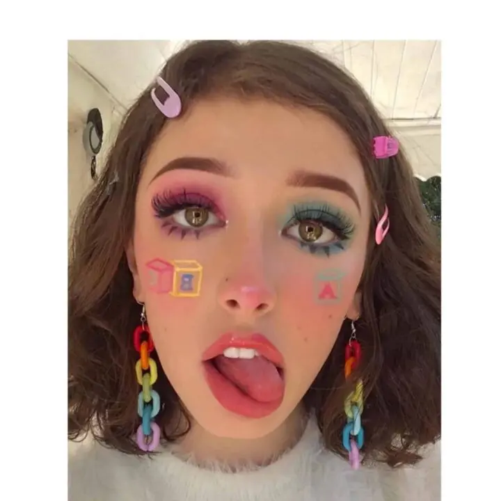 Playful Vintage Rainbow Earrings – Retro-Chic Plastic Chain Accessory with Colorful Appeal