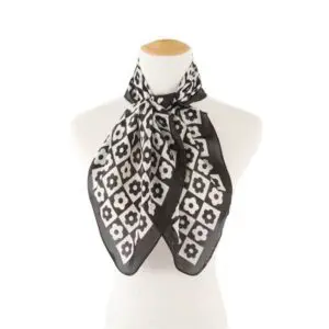 Groovy Daisy Silk Scarf Retro-Chic Floral Elegance for All Seasons