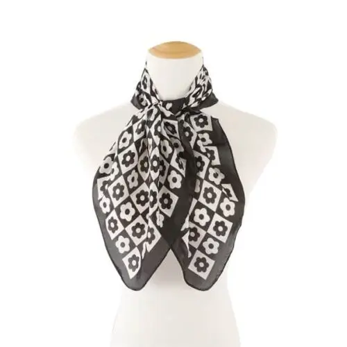 Groovy Daisy Silk Scarf Retro-Chic Floral Elegance for All Seasons