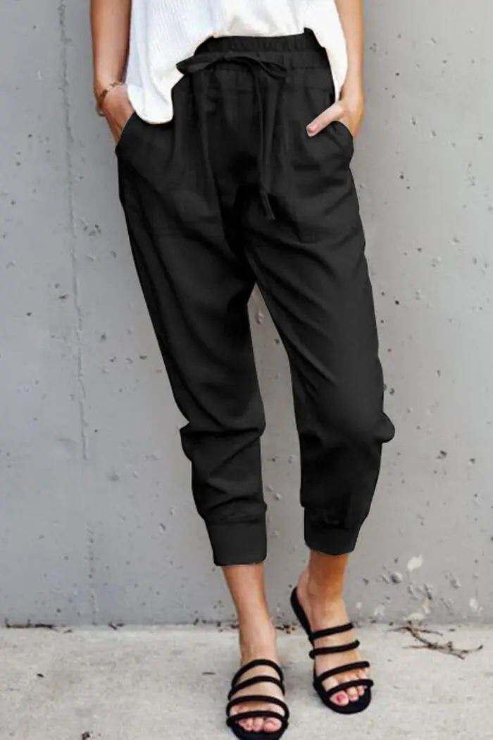 Versatile Black Pants with Convenient Pockets for Casual Comfort