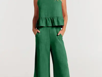 Elegant Sleeveless Pleated Vest with Wide-Leg Cropped Pants Casual Suit