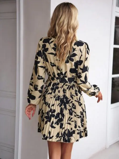 Relaxed Long-Sleeved Round Neck Pleated Dress