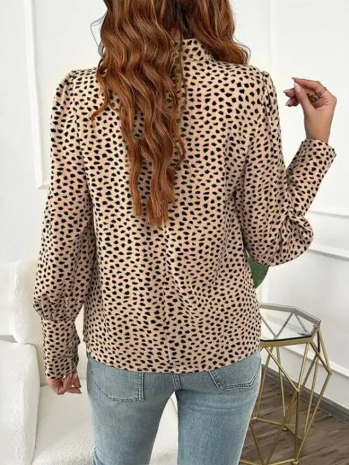 Stylish Long-Sleeved Shirt with Animal Print and Half-Turtle Collar