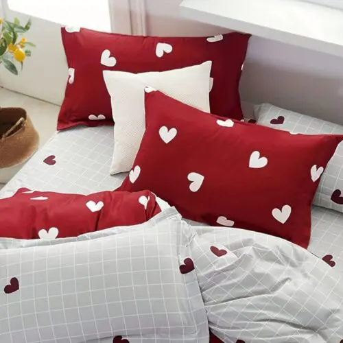 3pcs Cozy Love Story Bedding Set – Maroon Heart Pattern Duvet Cover & Pillowcases, All-Season Comfort