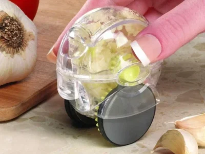 Efficient Garlic Mincer and Crusher - Essential Kitchen Gadget for Easy Garlic Prep