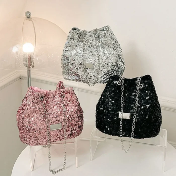 Fashionable Handbag with Crossbody Shoulder Strap / Tote Purse Design /Chain Messenger Detail - A Must-Have Handbag
