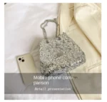 Fashionable Handbag with Crossbody Shoulder Strap / Tote Purse Design /Chain Messenger Detail - A Must-Have Handbag