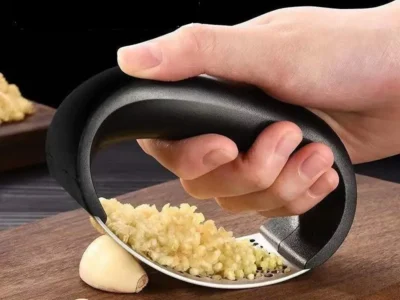 Handheld Garlic Mincer and Vegetable Chopper – Essential Kitchen Tool