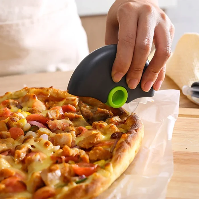 Stainless Steel Pizza Cutter with Round Wheels - Multi-Functional Cutting Knife Kitchen Gadget with Lid - Perfect for Pizza and Pastry Baking