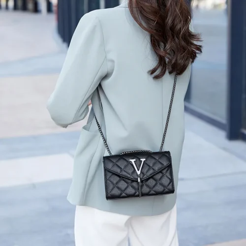 Timeless Elegance: Black Luxury PU Leather Handbags for Women with Plaid Pattern, Tassel, and Quilted Design