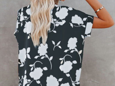 Chic V-Neck Shirt with Floral Print and Short Sleeves