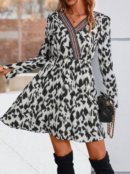 Chic and Trendy- Fashion New V-Neck Long-Sleeved Printed Dress